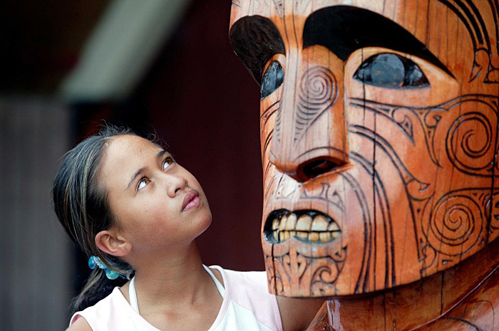 Polynesisch meisje bij een tiki