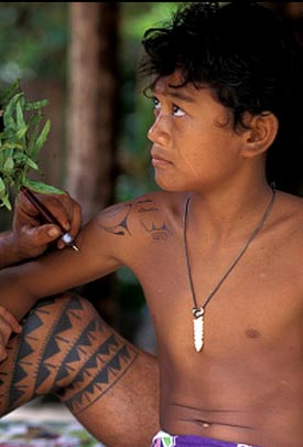 Polynesische jongen wordt getatoeëerd